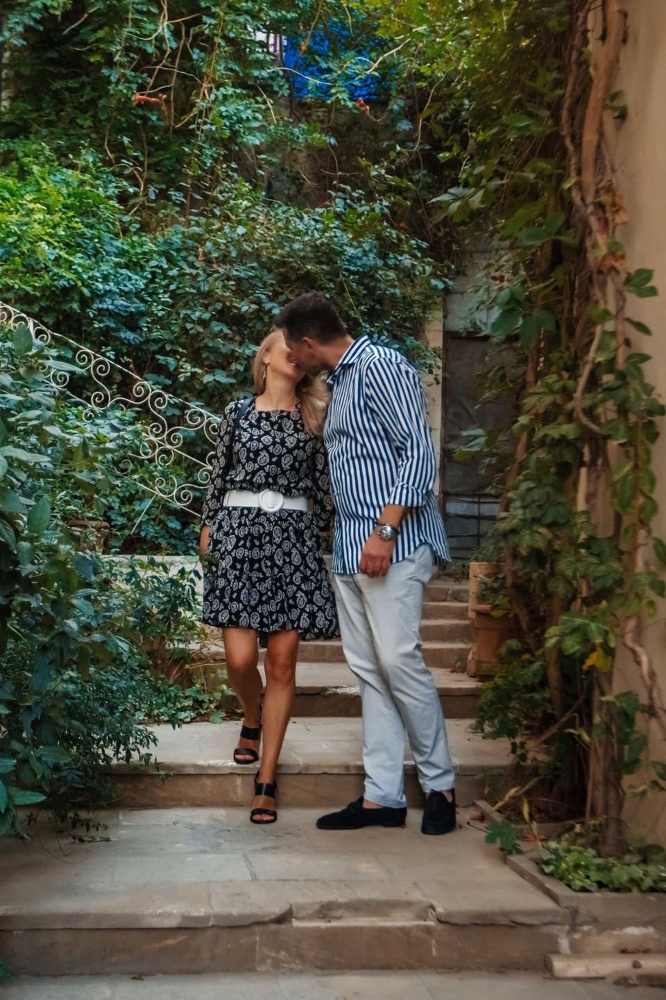 Если путешествуем вдвоем, стараемся заказывать фотосессию с профессионалом. Из-за ветра решили снимать в старом городе, получилось