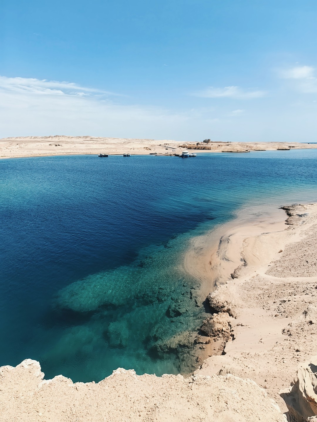 Ездили с супругом на снорклинг, остались в восторге! Нас сопровождал гид Лоай, очень приятный, интеллигентный, воспитанный