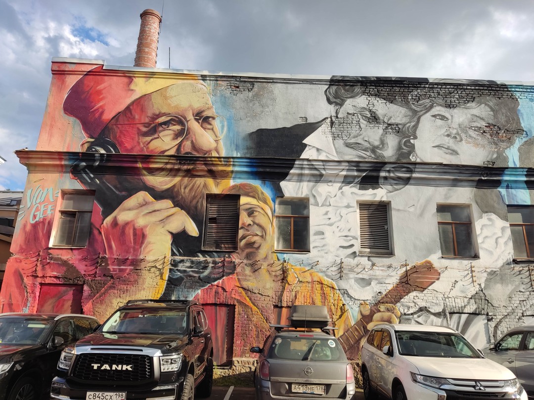 Для празднования Дня рождения была выбрана экскурсия по Петроградской стороне. Очень понравился небанальный маршрут – увидели