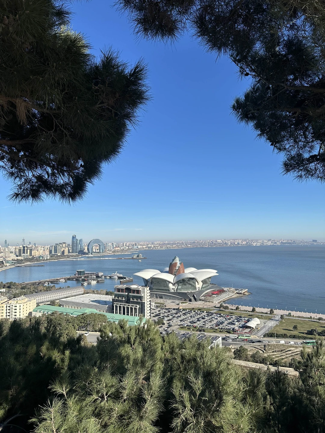 Наше знакомство с солнечным Баку началось с обзорной авто-пешеходной экскурсии по городу с Вахидом. Нам очень