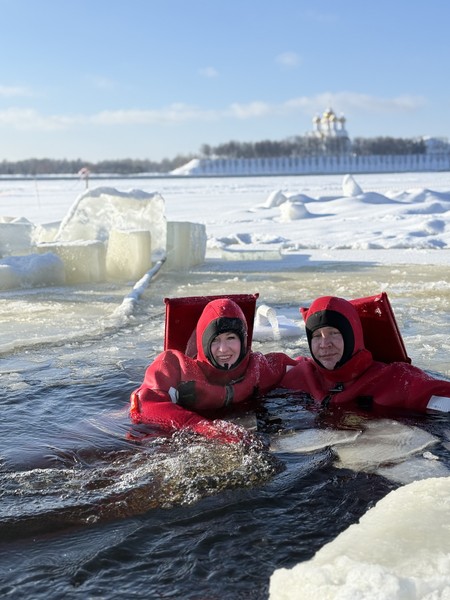 Сделала на годовщину нам с мужем подарок. Он не знал,что за мероприятие его ожидает. Александр, провел