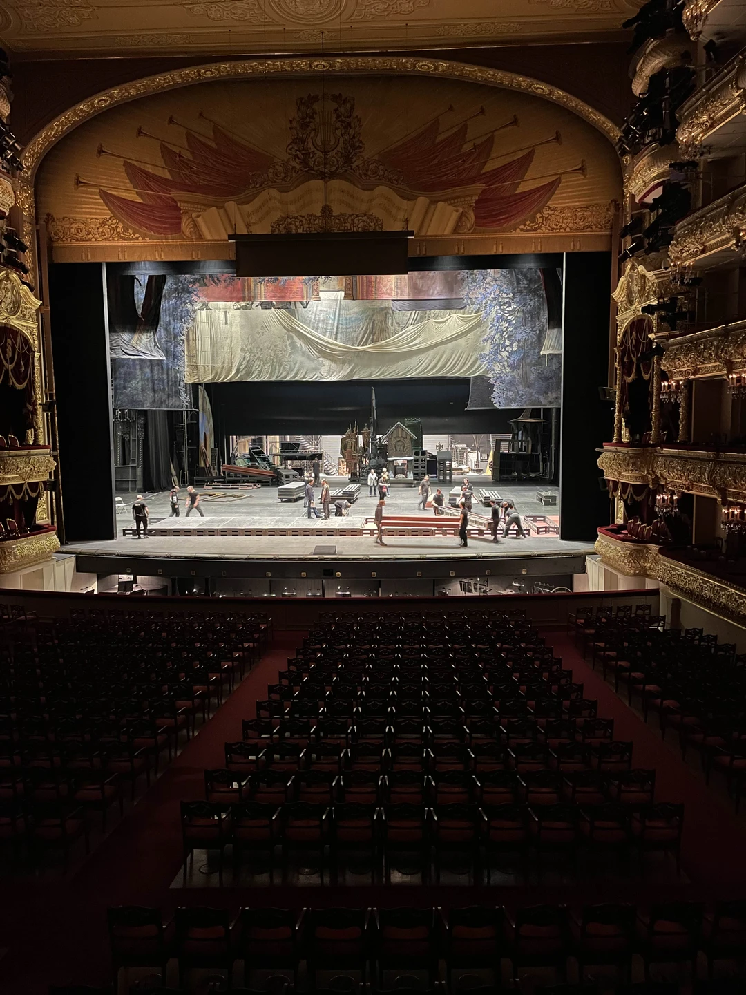 Мы бы хотели поблагодарить нашу экскурсовода Александру. Нам она очень понравилась, своим добродушием, любовью к театру