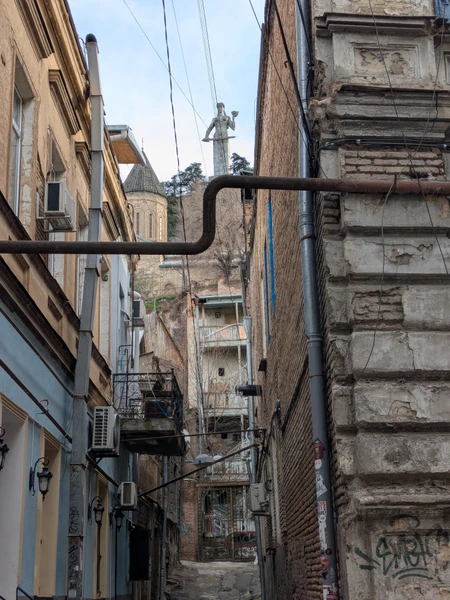 Прекрасная нестандартная прогулка с Малхазом по Тбилисским улочкам и дворикам. Знающий, внимательный экскурсовод. Заботливо относится к