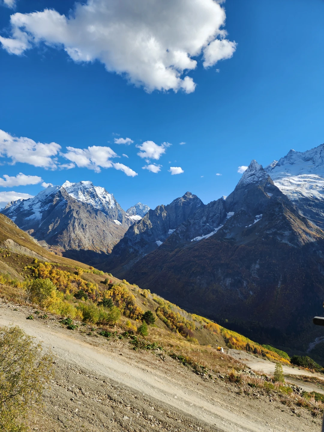Были на индивидуальной экскурсии в Домбай вчера, 6 октября с гидом Андреем. Нас было четверо- двое