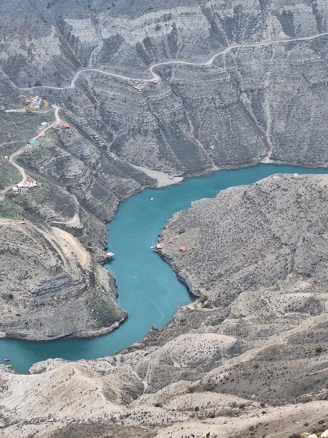 Водитель Рашид прекрасно знает свою работу. Джавгарат замечательный гид, любит свою работу, всю дорогу рассказывала о