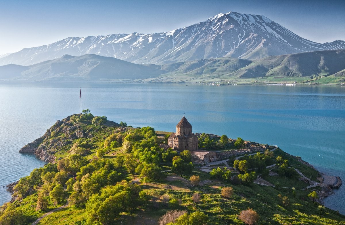 Главное изображение экскурсии - Фототур «Один день в Армении»: монастыри и озеро Севан