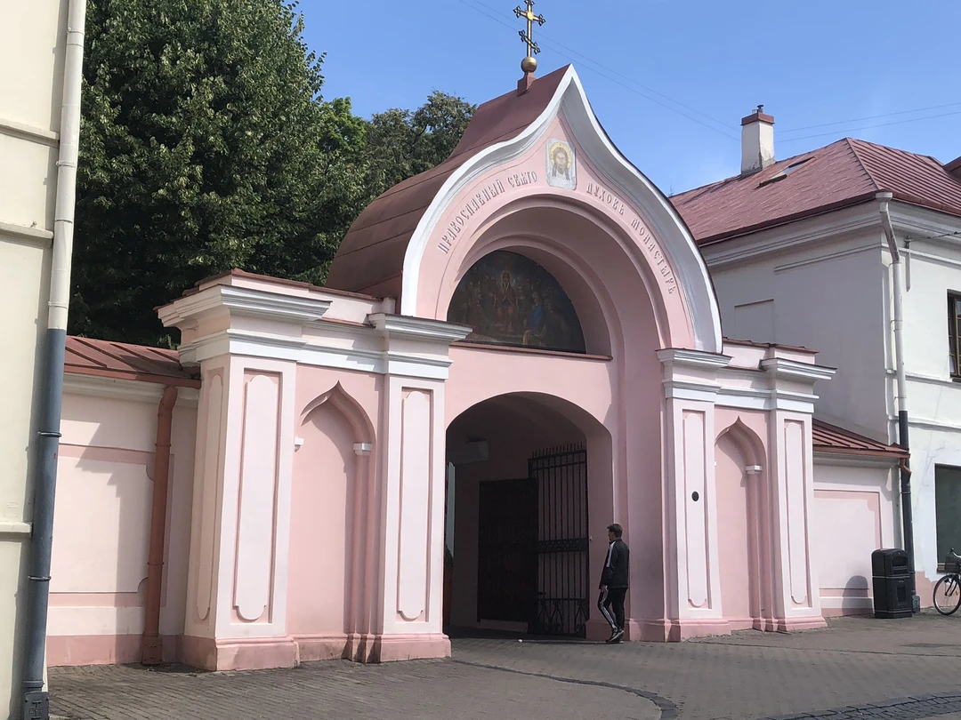 Прогулка по старому городу Вильнюса была очень насыщенной, но в тоже время очень интересной. Гинтарас легко