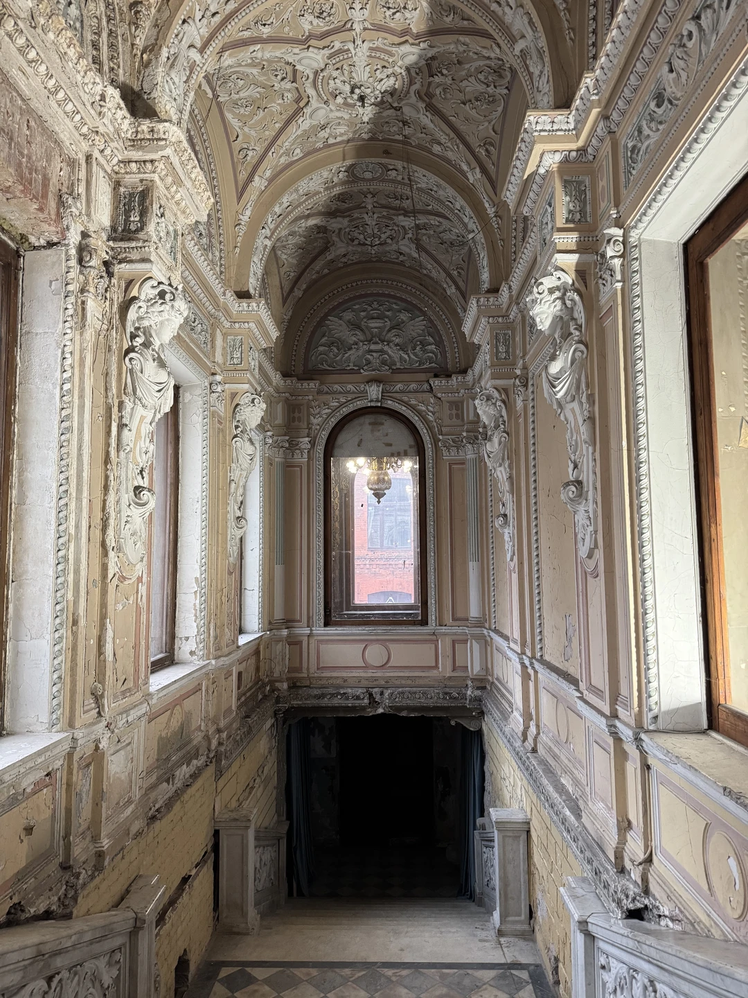 Экскурсия очень понравилась. Потрясающий особняк, прекрасен даже в таком своем плачевном состоянии. Хочется надеяться, что отреставрируют