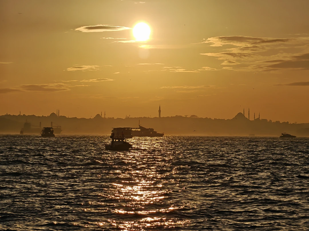 Встреча была вовремя, капитан профессионал, гид с помощниками угощали вкусностями, кофе и чаем. Спасибо за экскурсию!