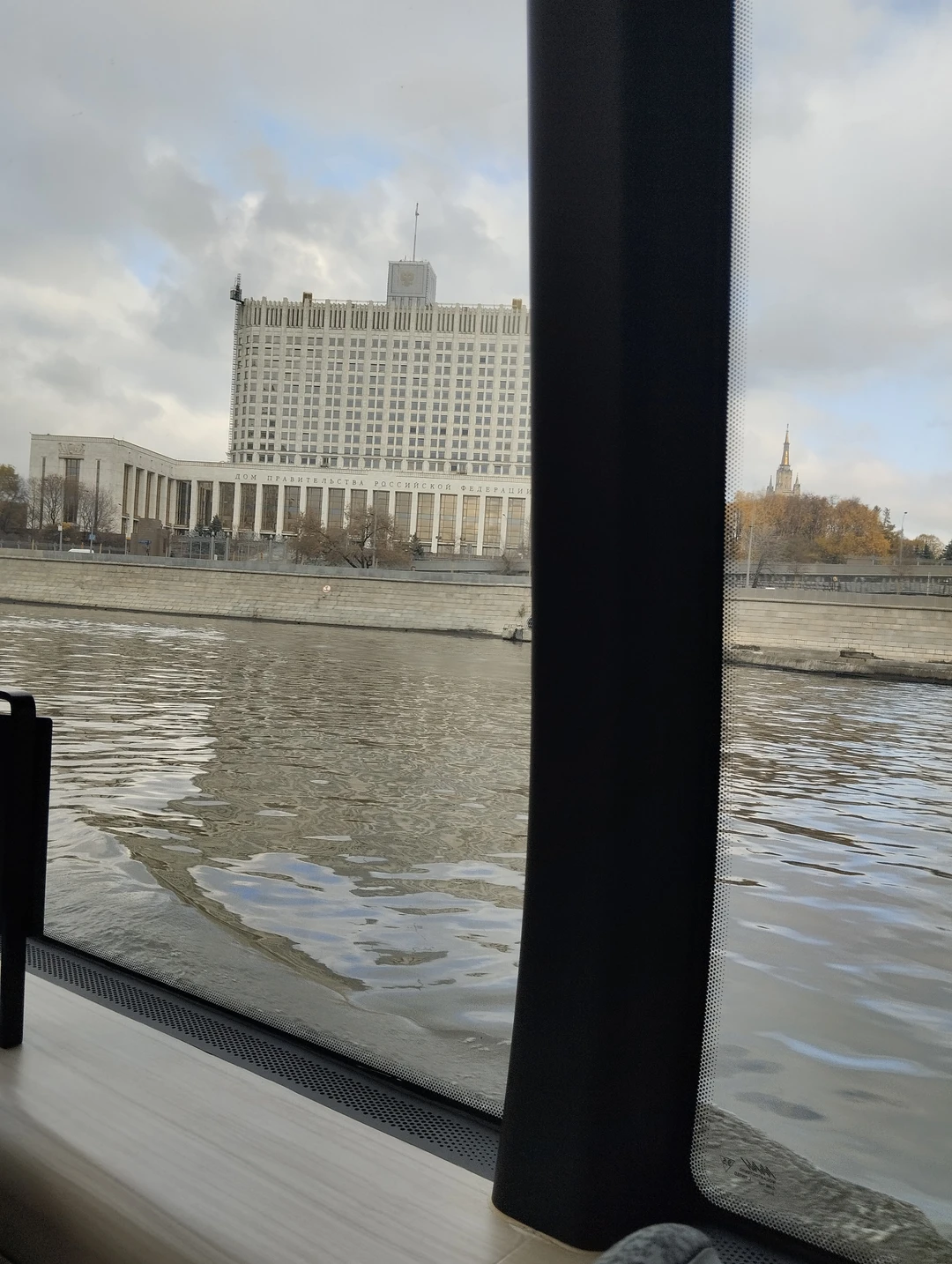 1 ноября я посетила данную экскурсию на речном электросудне. Я в восторге!!! Когда намечала себе экскурсию, она должна была удовлетворить моим