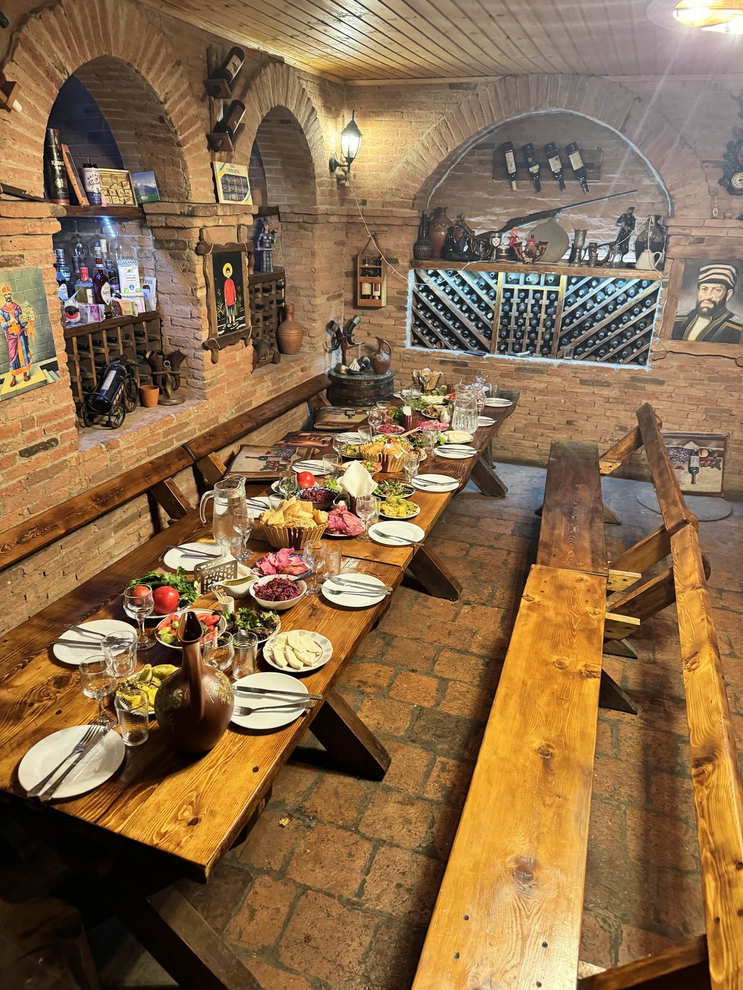 Экскурсия в Тбилиси оказалась поистине незабываемым приключением! Нас ждал настоящий супра — грузинское застолье, полное ароматов