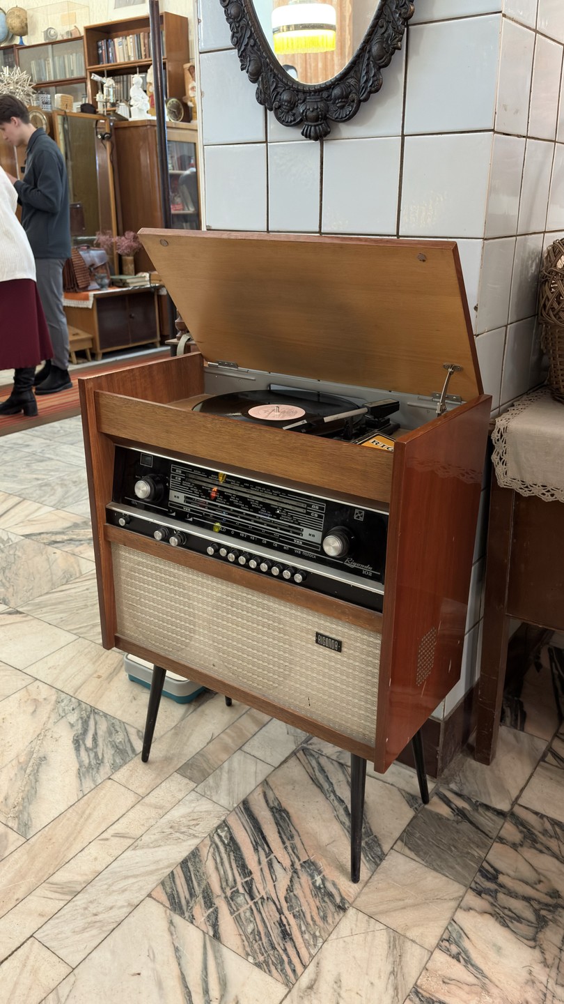 Потрясающая экскурсия особенно в прохладное время года! Большую часть экскурсии мы провели в музее быта советских