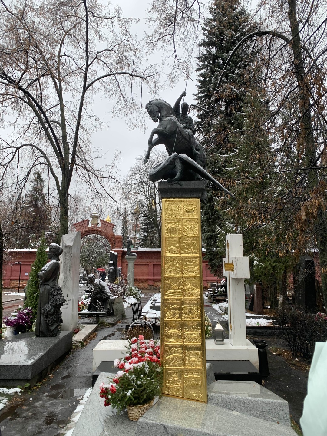 Чудесная и очень познавательная экскурсия. Надежда - внимательный, вовлеченный и очень много знающий человек, которой нравится