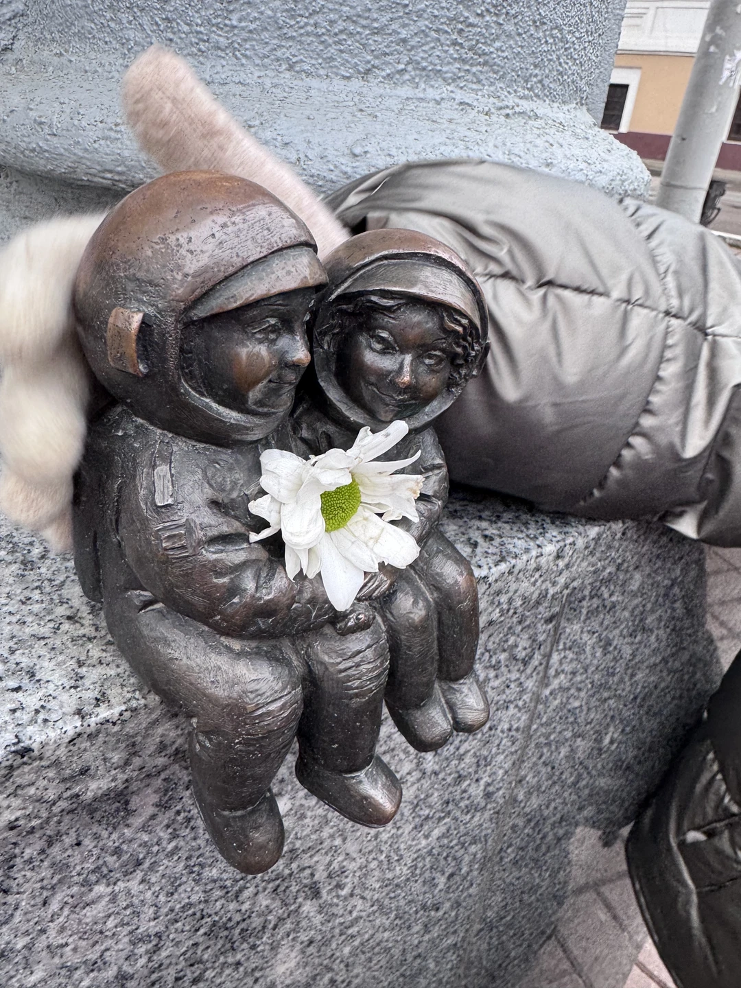 Здравствуйте, Варвара провела экскурсию для меня и 3 детей 8, 9, 12 лет. Все были в