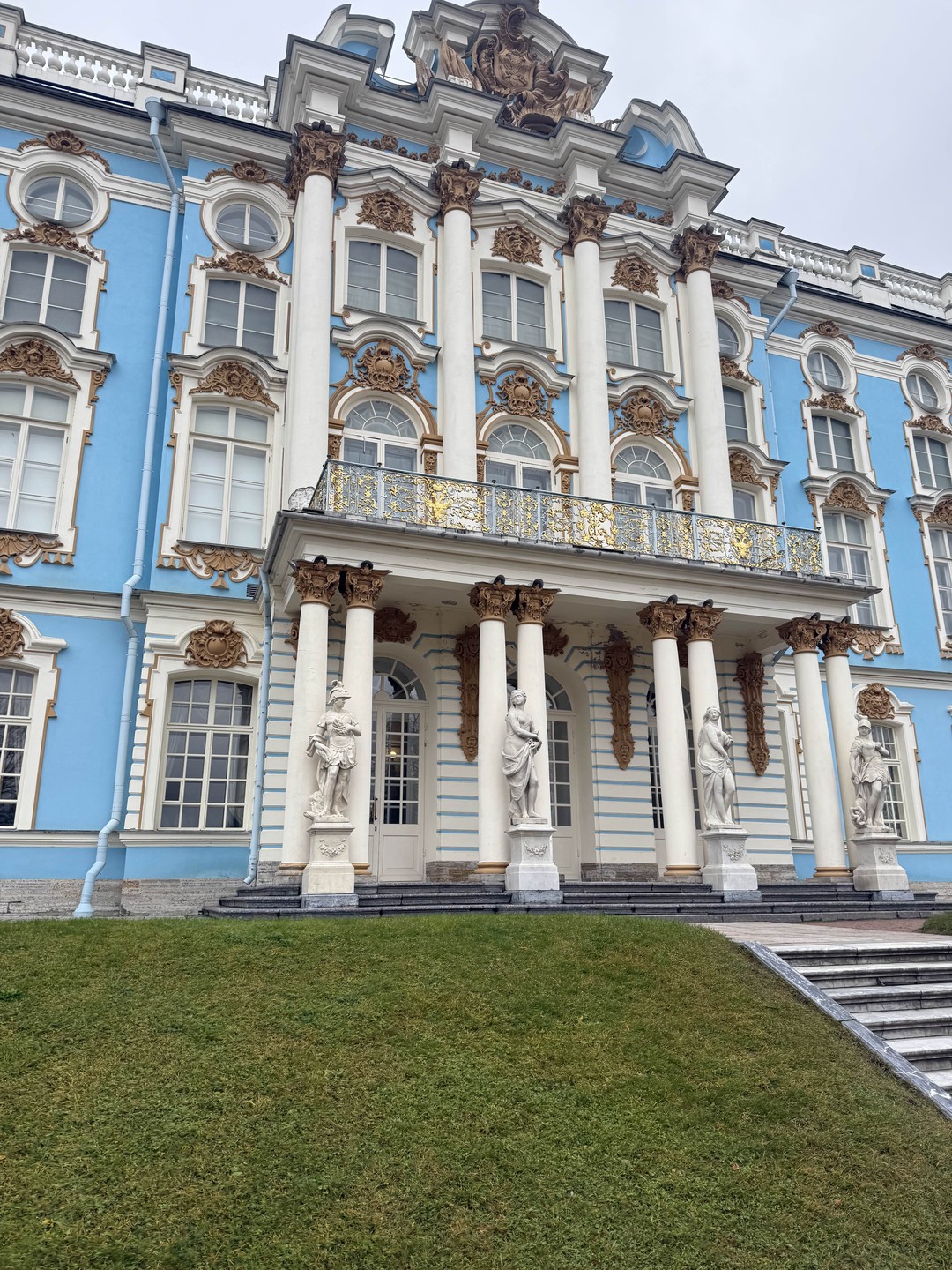 Были на экскурсии всей семьей, все прошло хорошо, все четко по времени как заявлено. Дворец производит