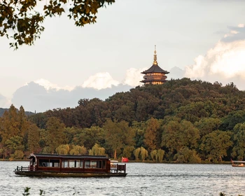 Ханчжоу: озеро Сиху, храм Прибежища Души и пагода Шести гармоний