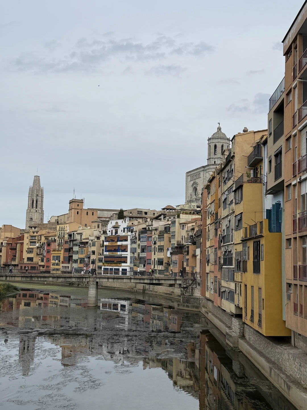 Прекрасное место для посещения- город Жирона. Наш экскурсовод Алена, провела нас через средневековые улочки, показала крепостные