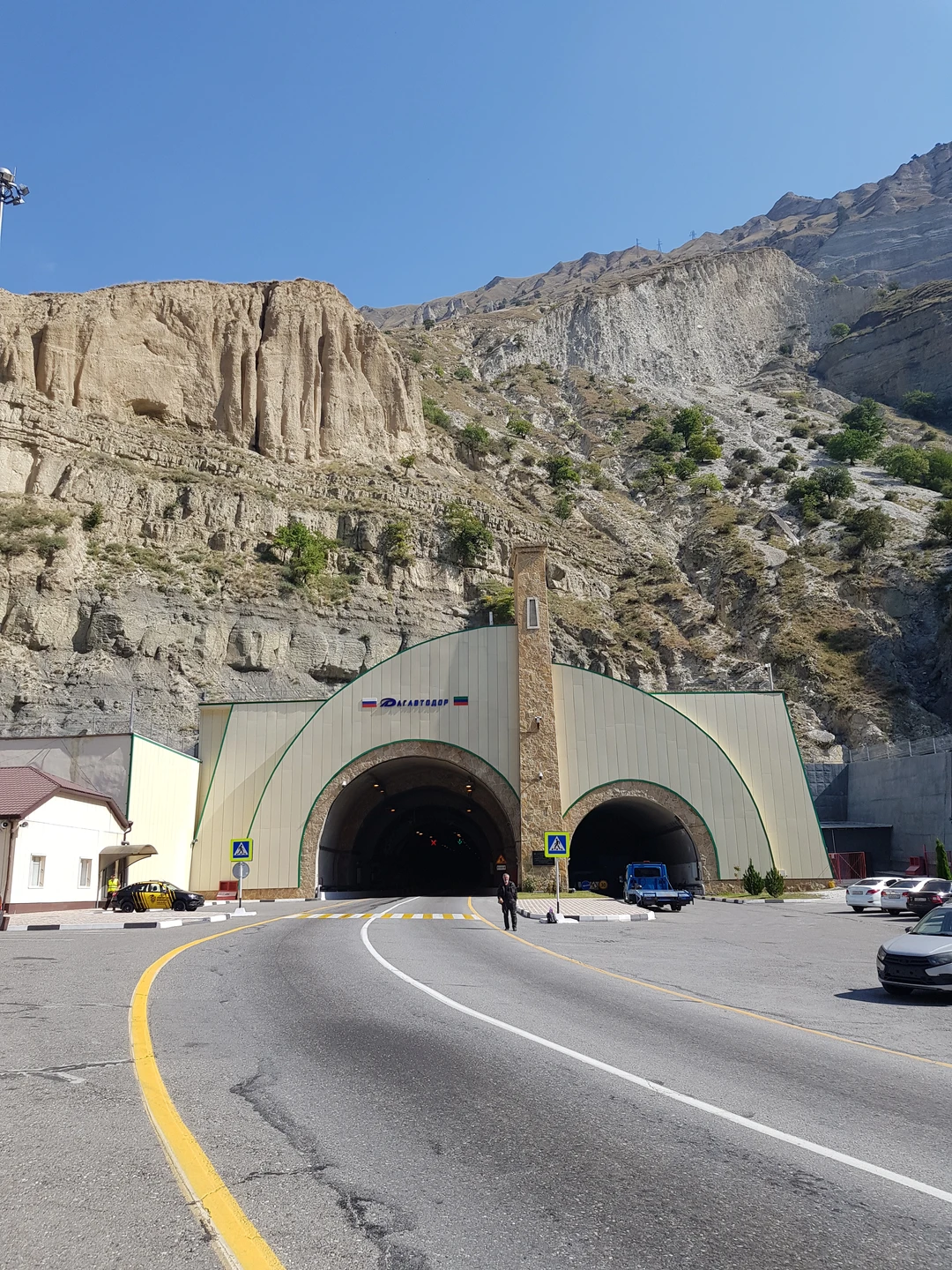 Нам повезло, нас было всего 8 человек, ездили на 19-местном мерседесе, было просторно и не жарко