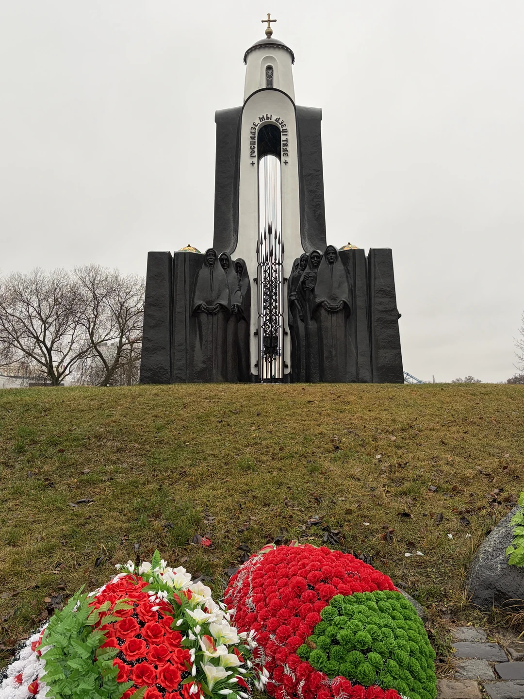 Елена очень интересный рассказчик, аккуратный водитель. Несмотря на плохую погоду обеспечила нас зонтами, показала несколько интересных