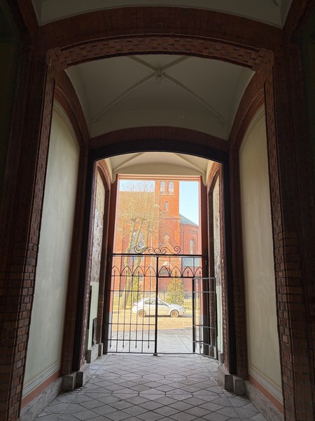 Сергей -харизматичный, энергичный гид с широким кругозором, с которым можно пообщаться на любые темы. Манера подачи