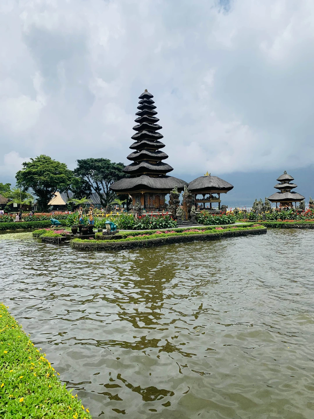 Красивые места, динамичный маршрут - от места до места на одном дыхании) Андрей отлично говорит и