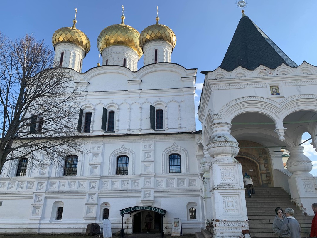 Экскурсия Ярославль-Кострома в один день очень понравилась,масса впечатлений,большой обьем информации,комфортное передвижение на автомобиле. Огромное спасибо гиду