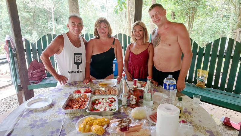 Пикник у водопада Канумантад и пещерный бассейн