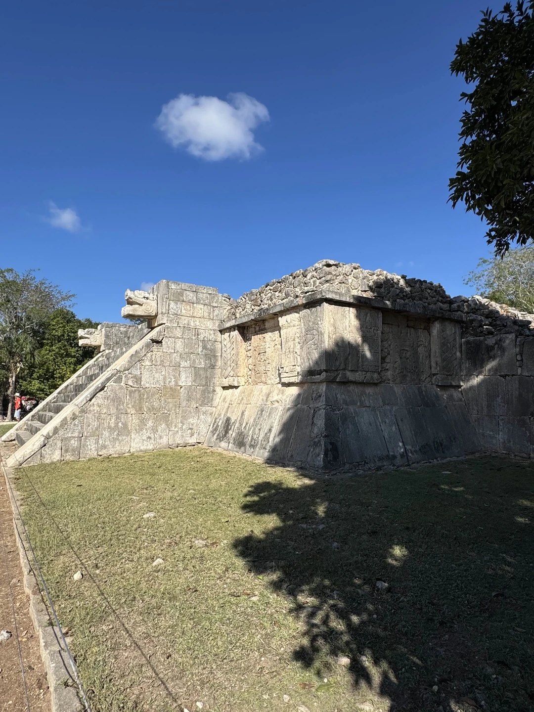Экскурсия с Александром очень понравилась. Он очень хороший рассказчик, преподносит информацию интересно, подробно и не скучно