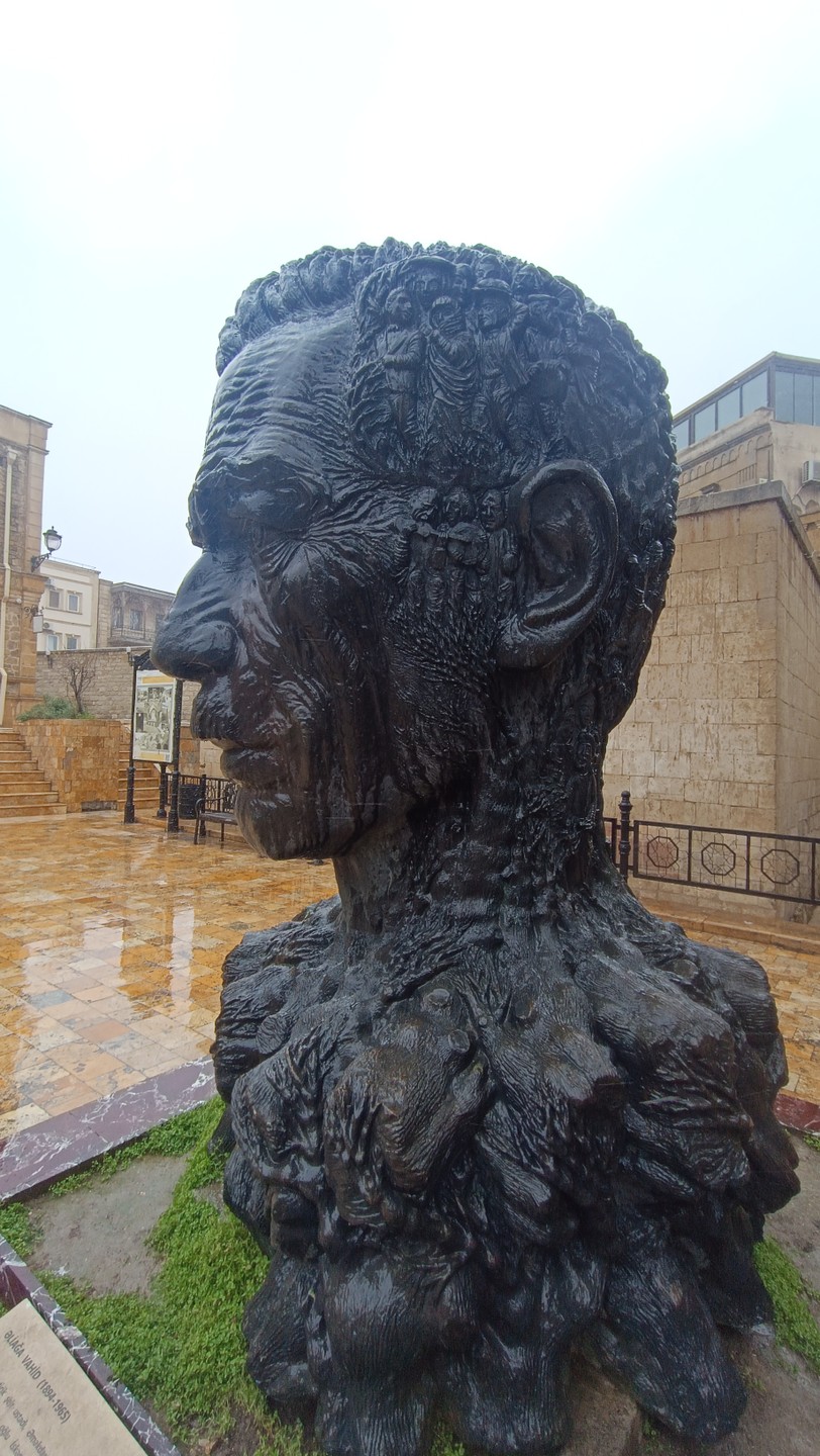 Отличная экскурсия! Так вышло, что я приехала в день, когда в Баку шел снег и дождь