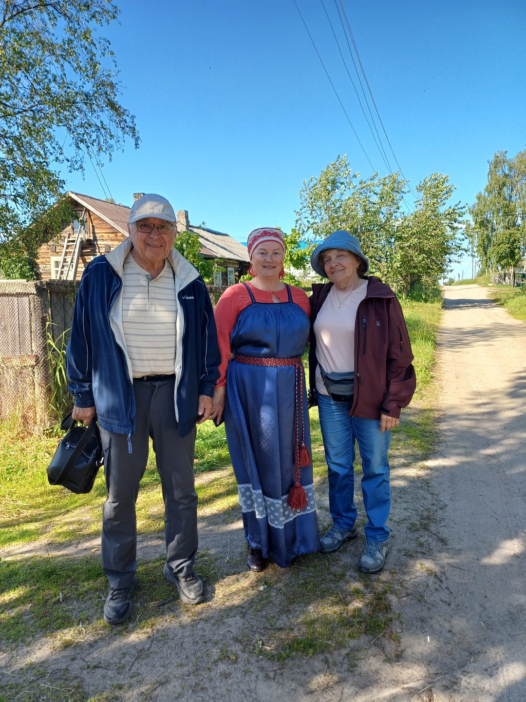 Вечерка началась с того, что нас встретила Оля в поморском национальном костюме, что придало этому особый