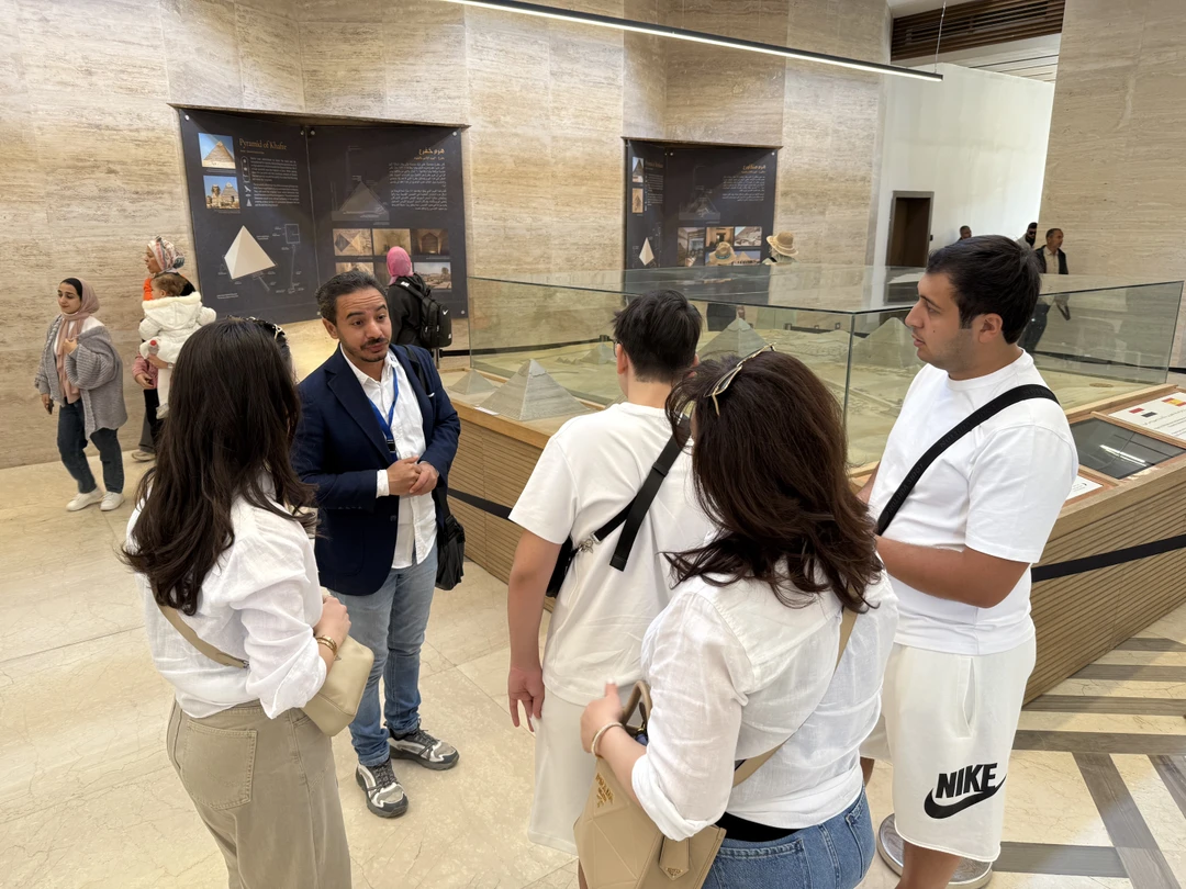 Лучшим решением в путешествии было обратиться к Сайду для организации туров. Так как нас много, программу