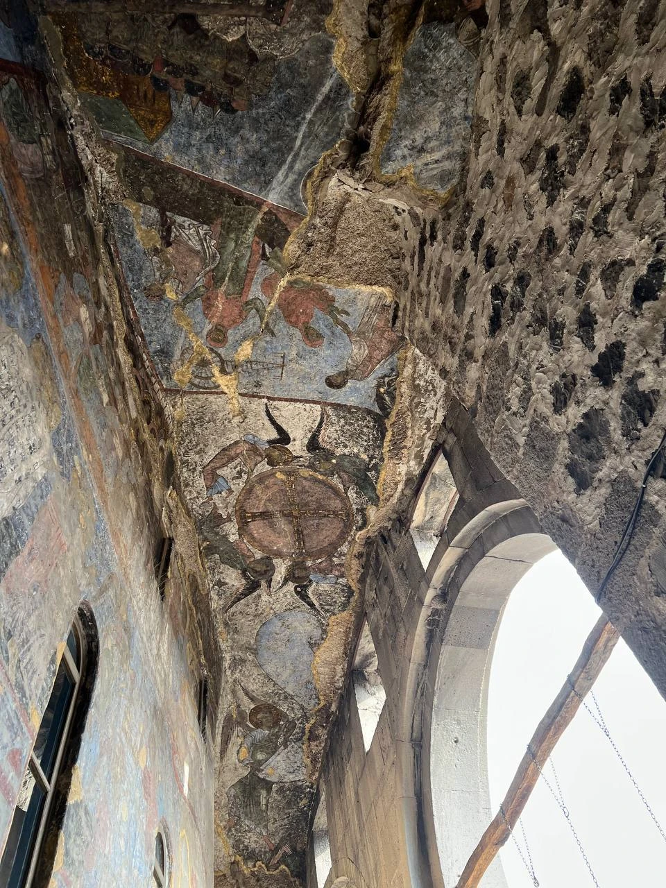 Гид Георгий 13 -- очень доброжелательный и комфортный человек с отличным чувством юмора! В дороге мы