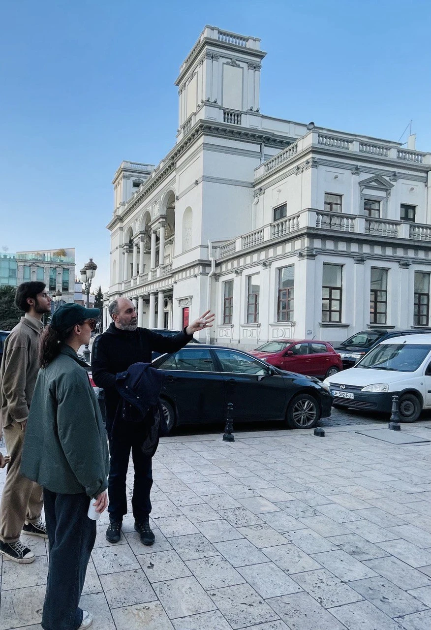 Интересная экскурсия по проспекту Агмашенебели. Гид Валерьян, проводивший нашу прогулку, приятный и с чувством юмора. У