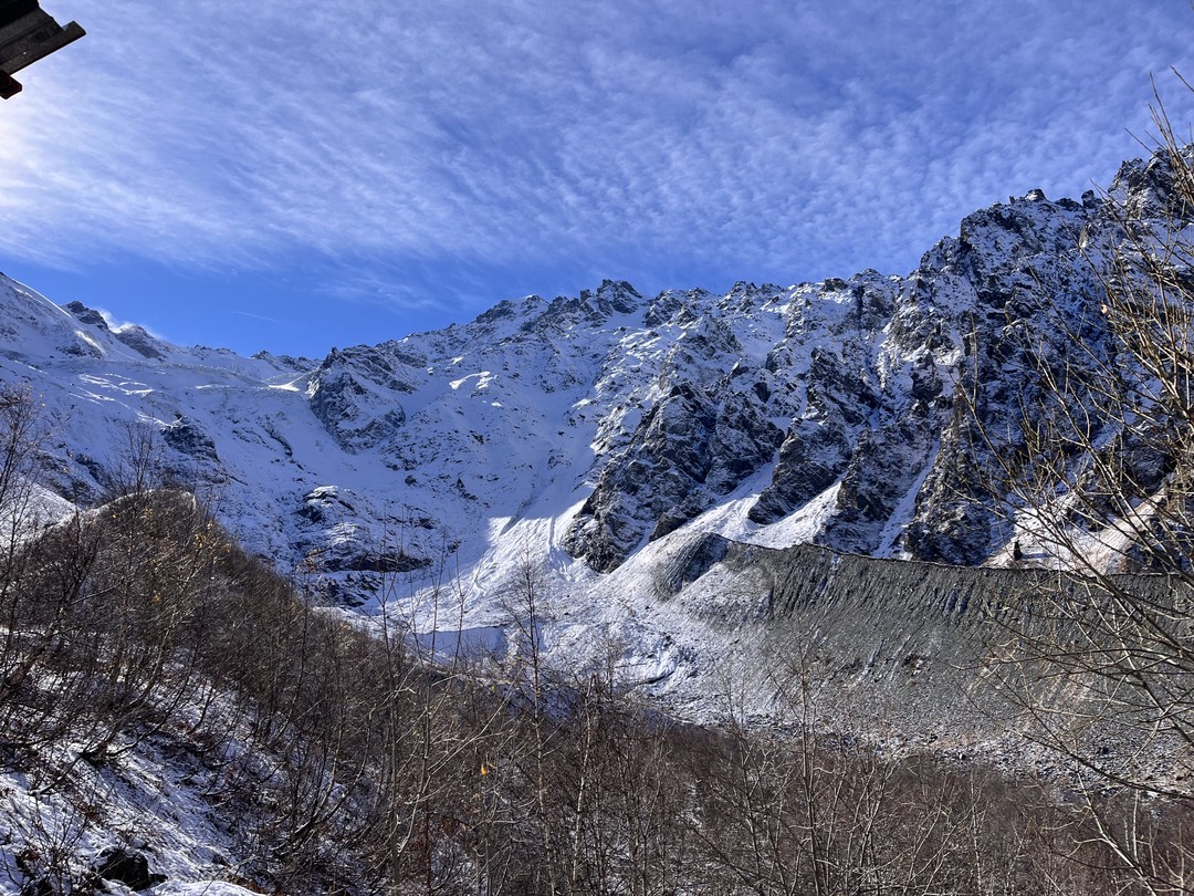 Экскурсия понравилась. Очень заботливая команда: предварительно написали, позвонили, предупредили про теплые вещи на канатку и купальные