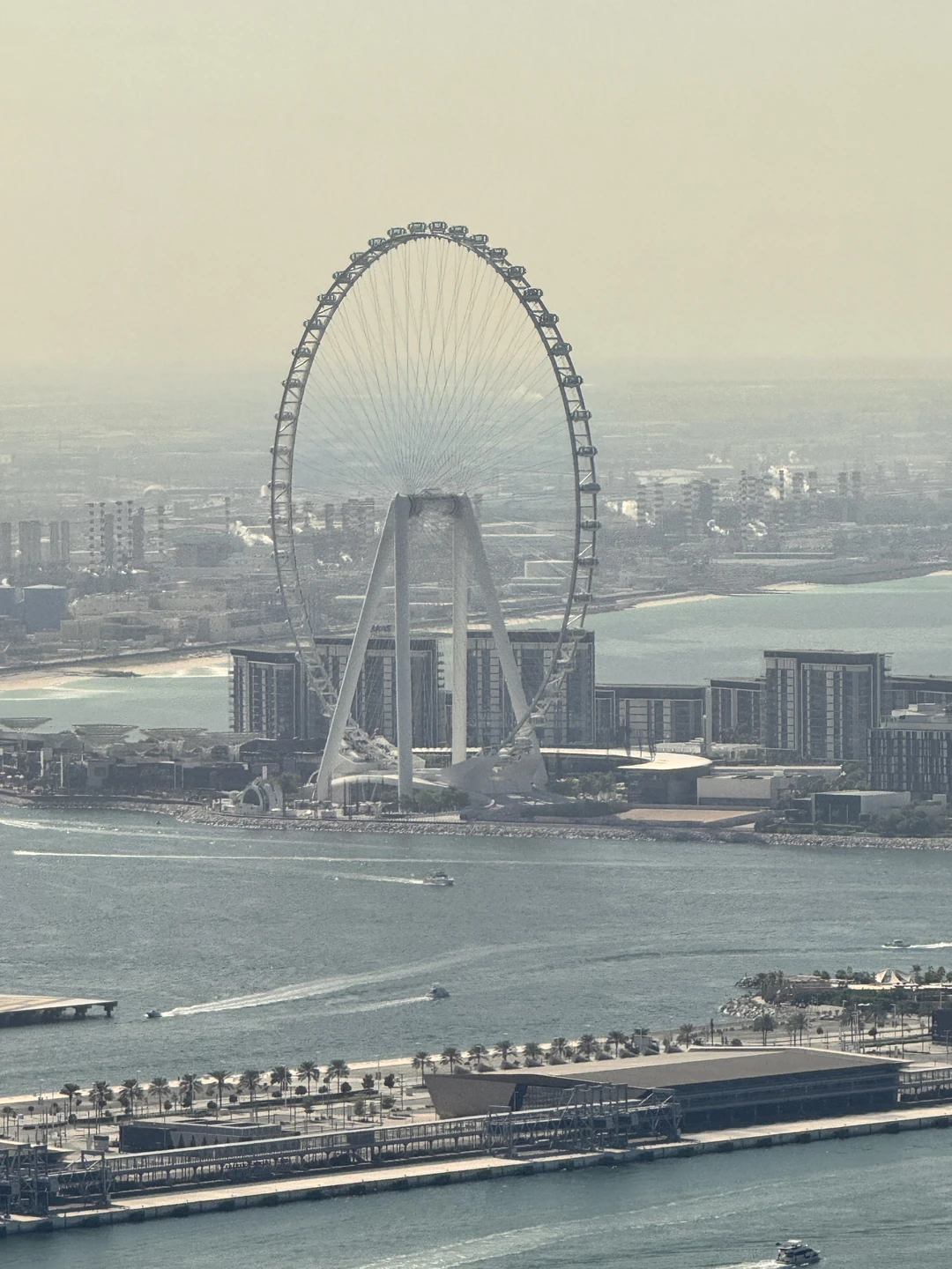 Мы были на экскурсии вчетвером, нас встретил гид Азис. Экскурсию провел согласно оговоренного графика, успели все!