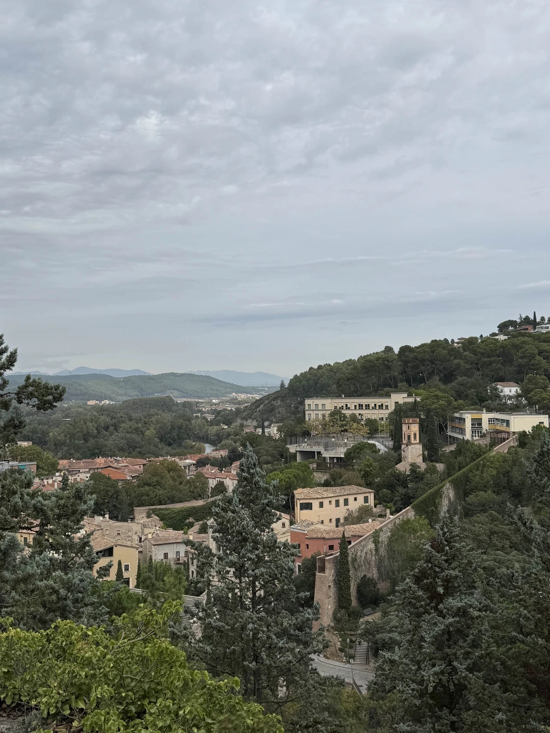 Прекрасное место для посещения- город Жирона. Наш экскурсовод Алена, провела нас через средневековые улочки, показала крепостные