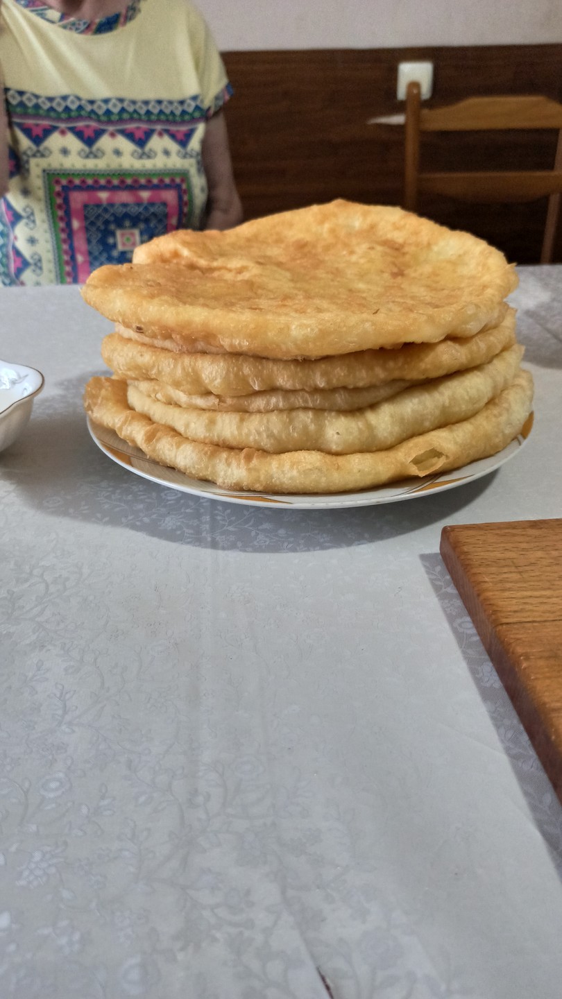 Попали на мастер-класс к замечательной хозяйке Альмире, которая обучает детей русскому языку, а в свободное время