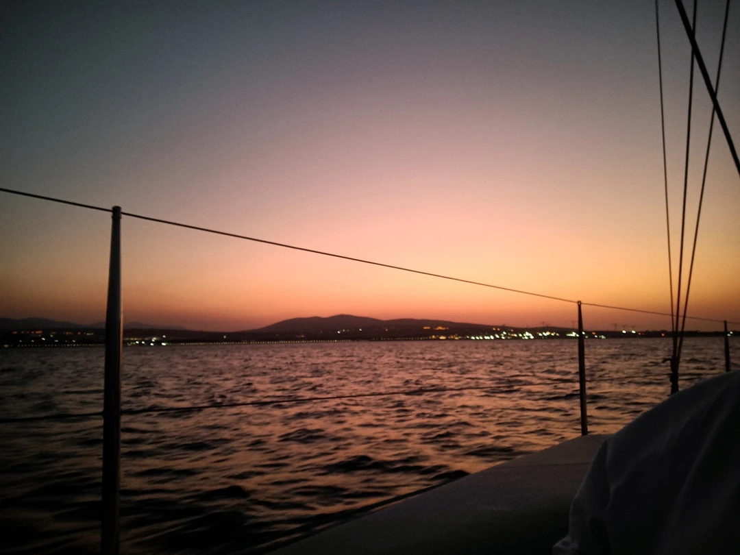 Всё прошло хорошо. Изначально думала, что будет пляж-пляж, но дикий пляж оказался скалой, в которой высечена