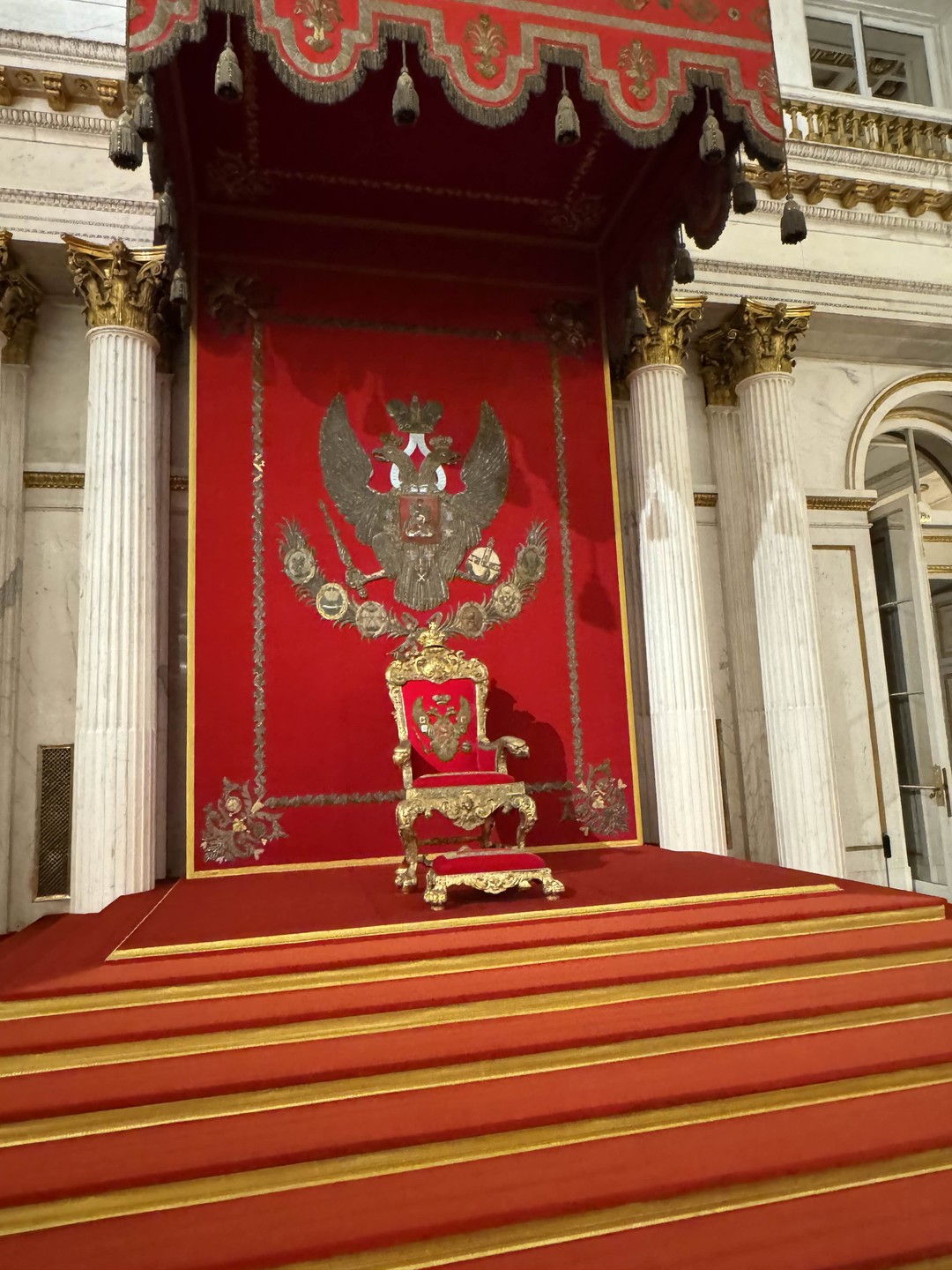 Татьяна Аристарховна просто космос гид!!! И очень ну очень приятная дама! Таких интересных экскурсий у нас