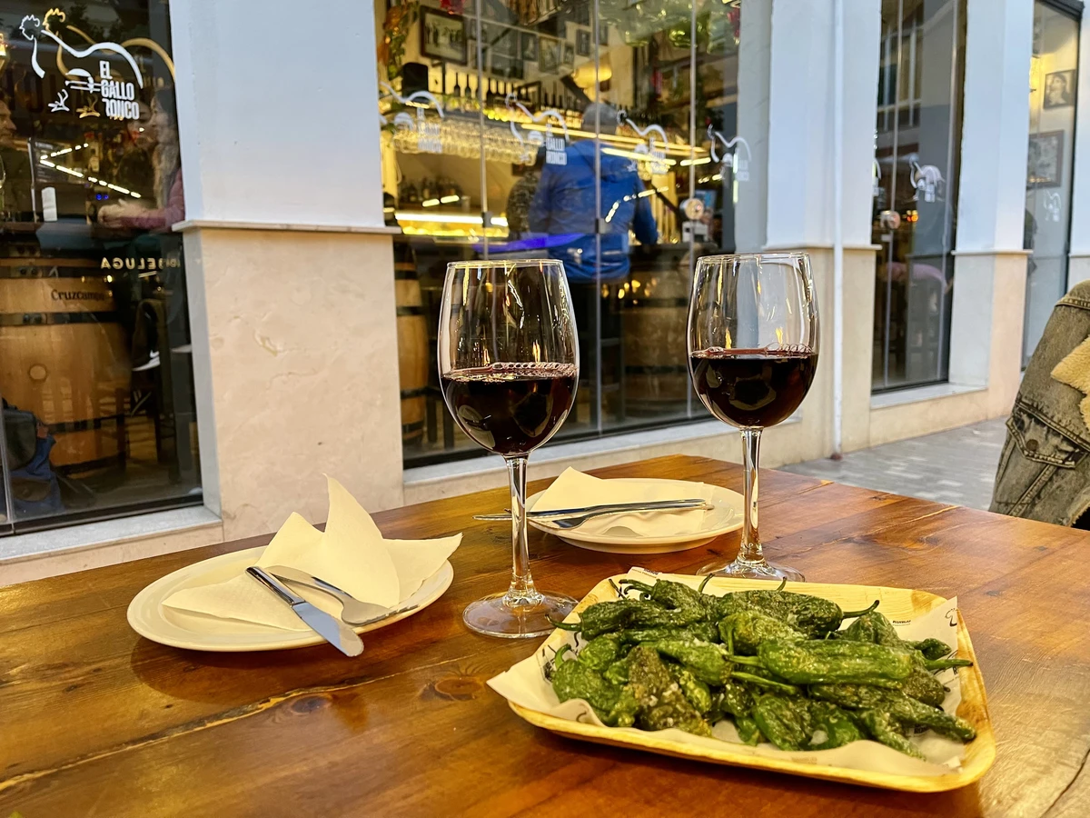 Истории Малаги с вином и тапас