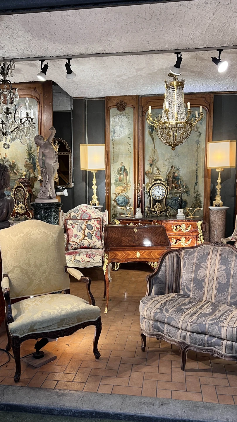 Дарья - искусствовед, прекрасно ориентируется в винтажных и антикварных предметах. Хорошо знает рынок, заводила в интересные