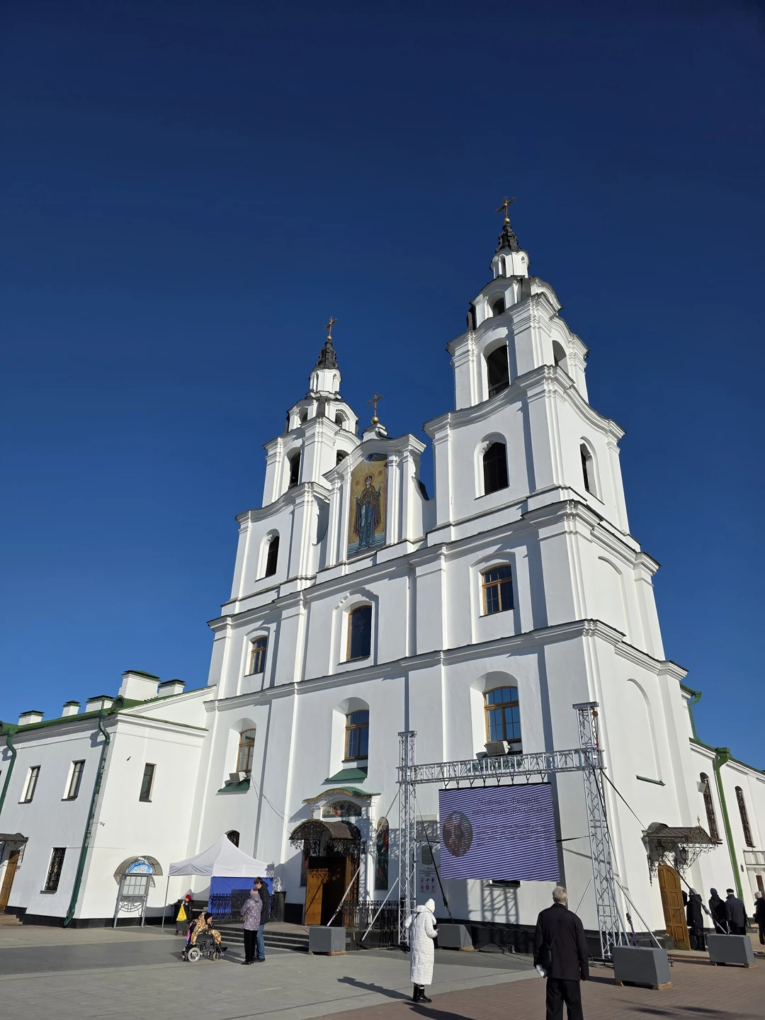 У нас была очень душевная экскурсовод Татьяна, она не перегружала рассказ о городе историей, но при