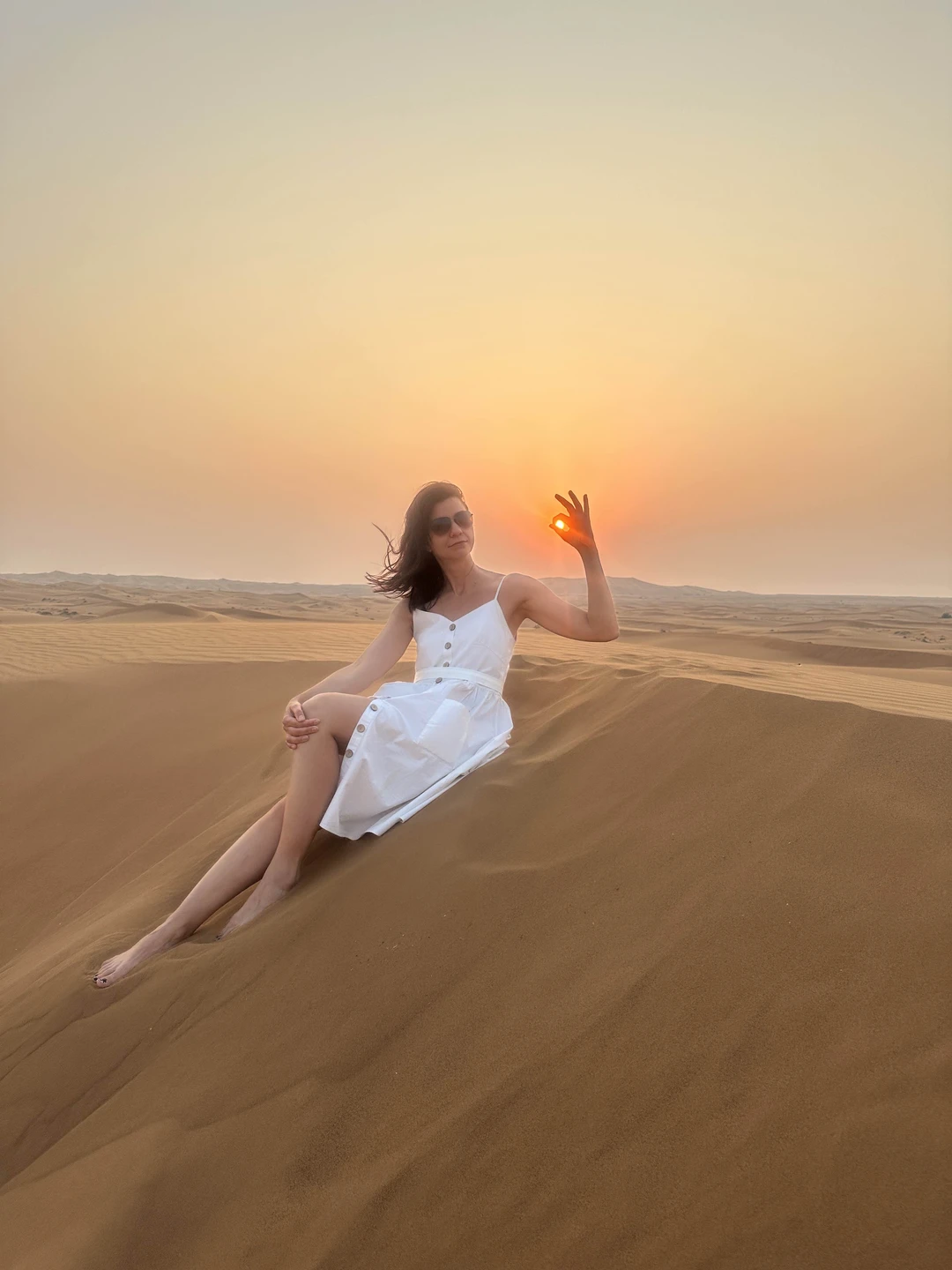 Все прошло по плану. Забрали из гостиницы в обещанное время. Красивейшая пустыня. Закат. Кофе, вода, финики. Сендборд.