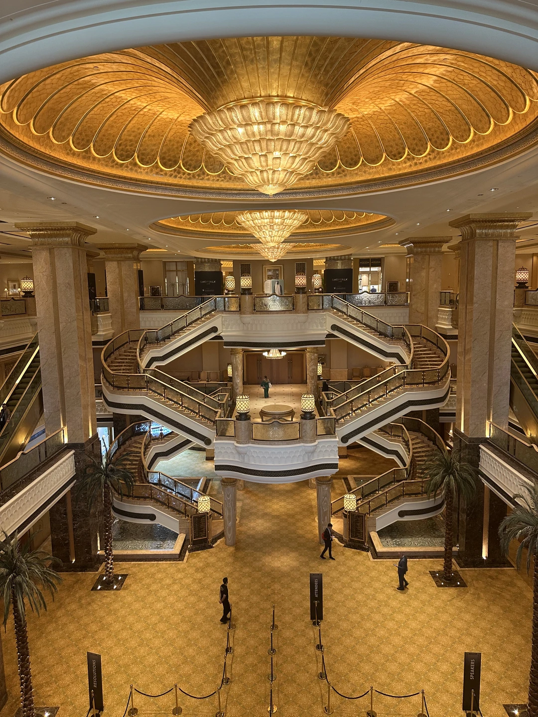 Недавно побывали на индивидуальной экскурсии в Абу-Даби с экскурсоводом Азамом, и она оставила очень приятные впечатления