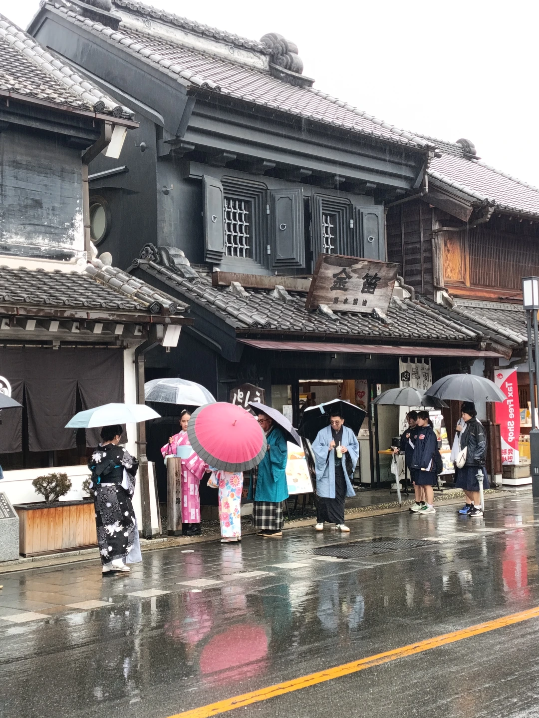 Нам немного не повезло с погодой. Но не смотря дождь, который шел всю экскурсию, Наталья смогла