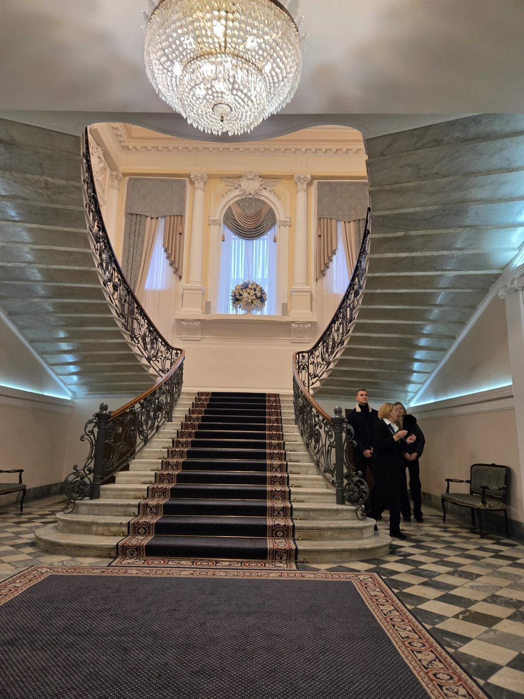 Погуляли по Литейному району, зашли в парадные и Дворец бракосочетания, оценили особняки и дроходные дома, познакомились