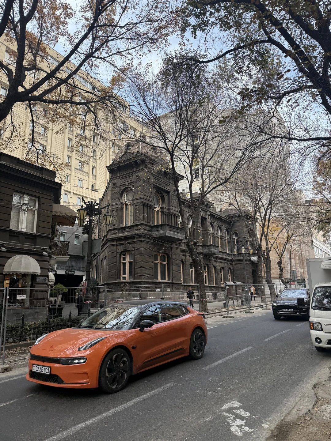 Экскурсия по г. Еревану с гидом Арамом, оставила незабываемые приятные впечатления. Увидели старые дома, красивые улицы