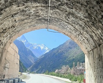 Через тоннели, святилища и озёра в Южную Осетию