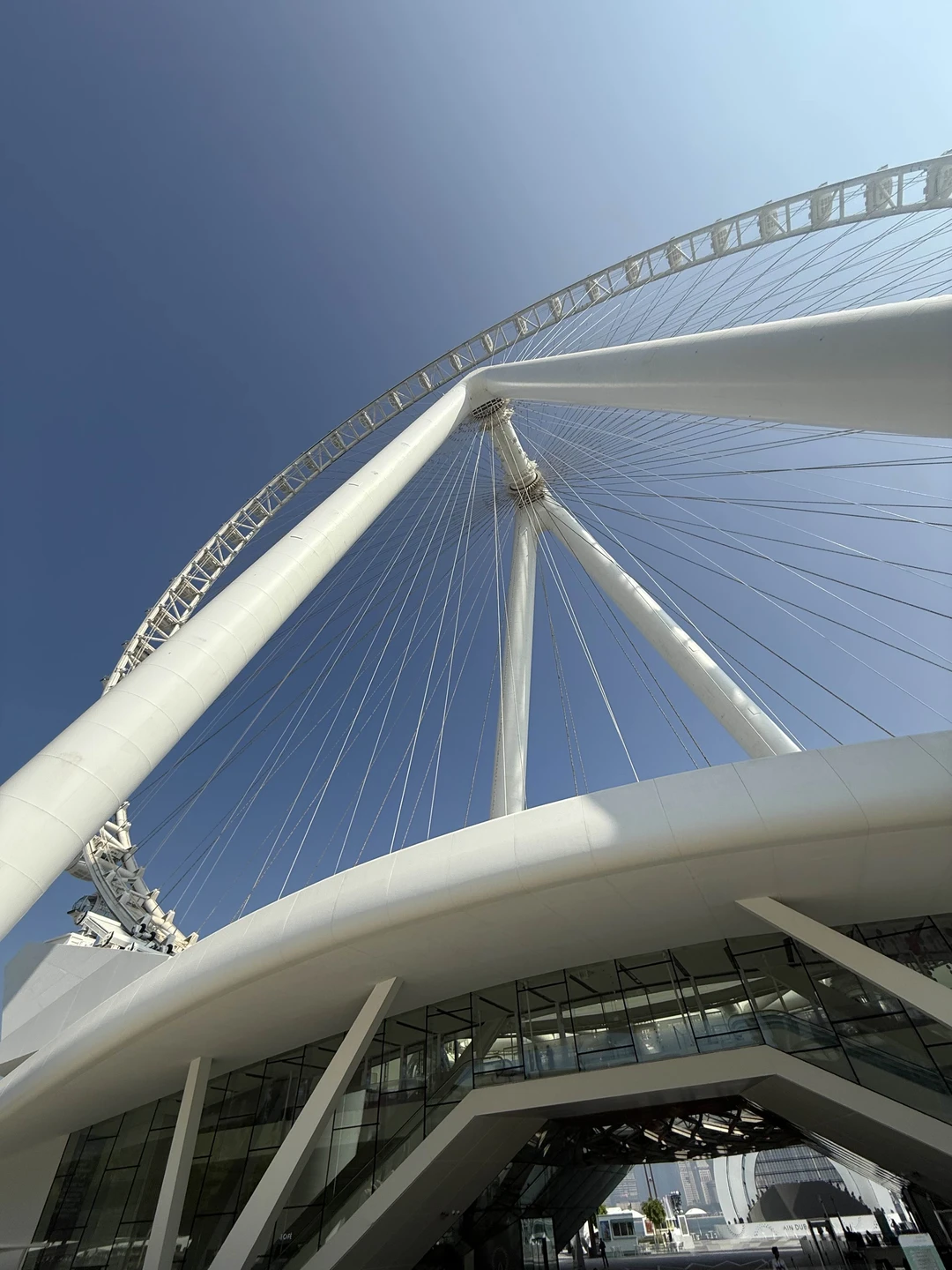 Легкая дружеская поездка, содержательная, без занудства: будет понятно и интересно взрослым и детям! Гибкий график локаций, все очень красиво