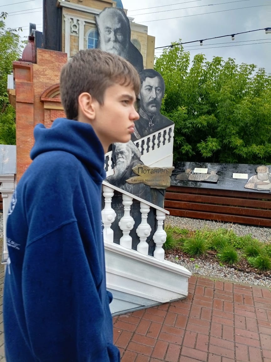 Отличный гид Константин, встретил нас с сыном на машине, что очень удобно